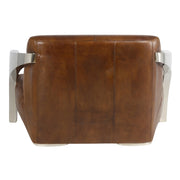 Vintage stílusú bőrkanapé hátsó-átlós nézetből, ahol a polírozott fém karfák és a dohánybarna bőr különleges kontrasztja érvényesül.