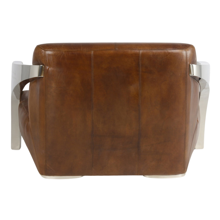 Vintage stílusú bőrkanapé hátsó-átlós nézetből, ahol a polírozott fém karfák és a dohánybarna bőr különleges kontrasztja érvényesül.