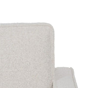 Fehér színű szövettel kárpitozott, 2 személyes kanapé.