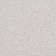 Fehér színű szövettel kárpitozott, 2 személyes kanapé.