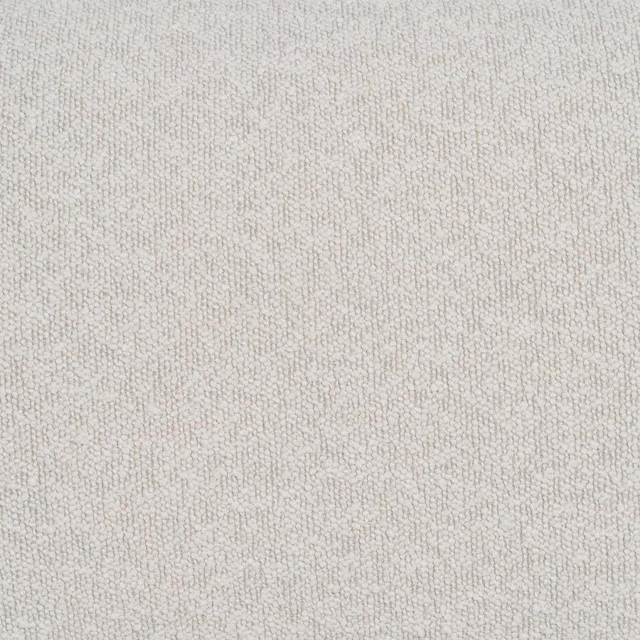 Fehér színű szövettel kárpitozott, 2 személyes kanapé.