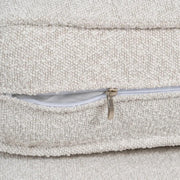 Fehér színű szövettel kárpitozott, 2 személyes kanapé.