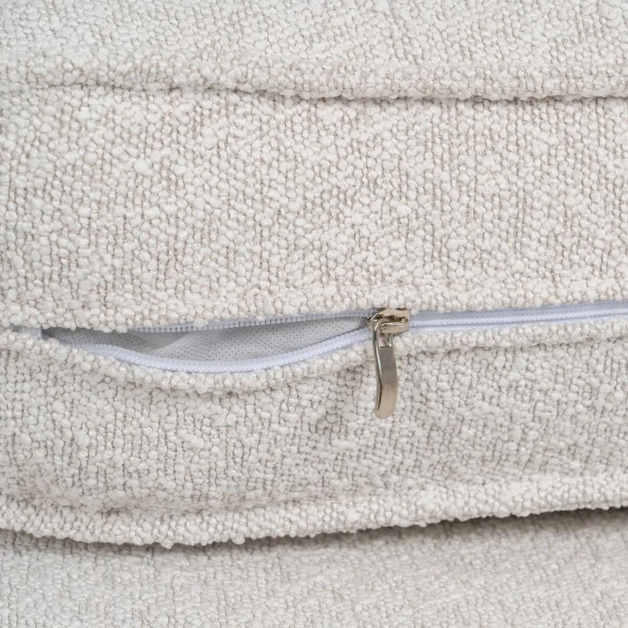 Fehér színű szövettel kárpitozott, 2 személyes kanapé.