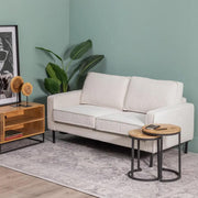 Fehér színű szövettel kárpitozott, 2 személyes kanapé.