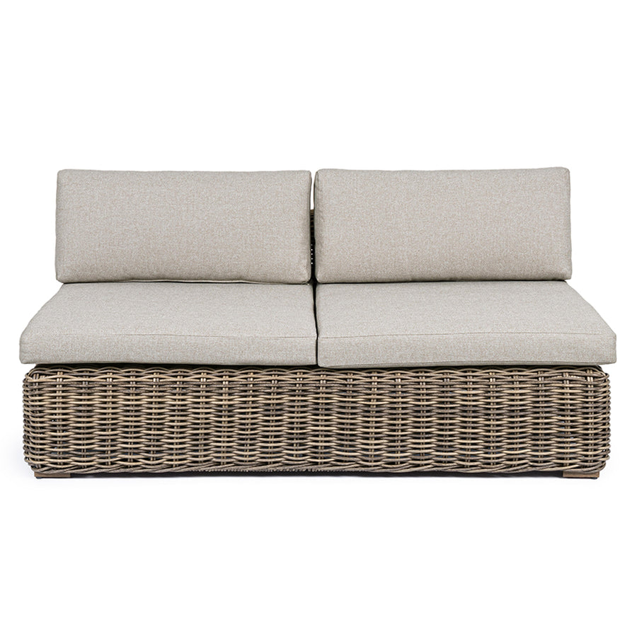 Barna színű műrattanból készült kerti kanapé, levehető bézs színű ülő és hátpárnákkal.