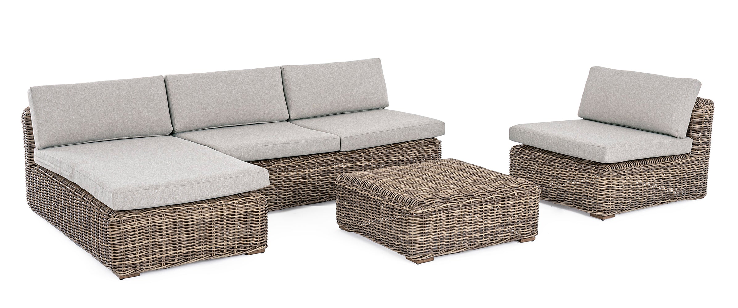 Barna színű műrattanból készült kerti kanapé, levehető bézs színű ülő és hátpárnákkal.