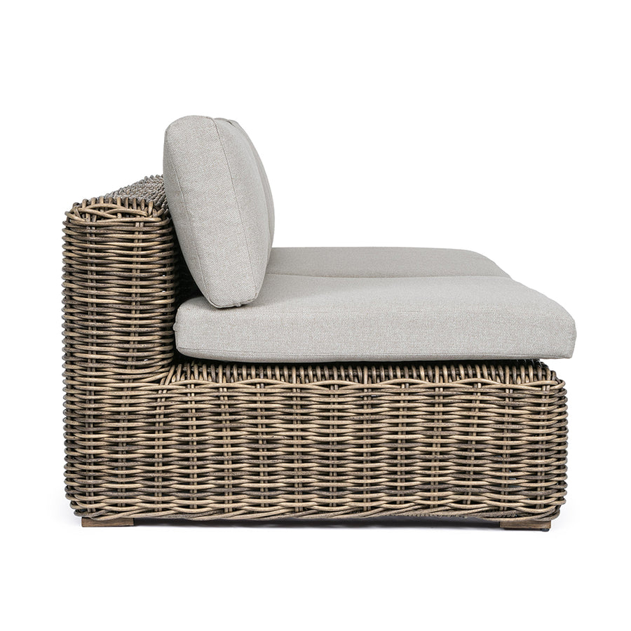 Barna színű műrattanból készült kerti kanapé, levehető bézs színű ülő és hátpárnákkal.