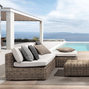 Barna színű műrattanból készült kerti kanapé, levehető bézs színű ülő és hátpárnákkal.