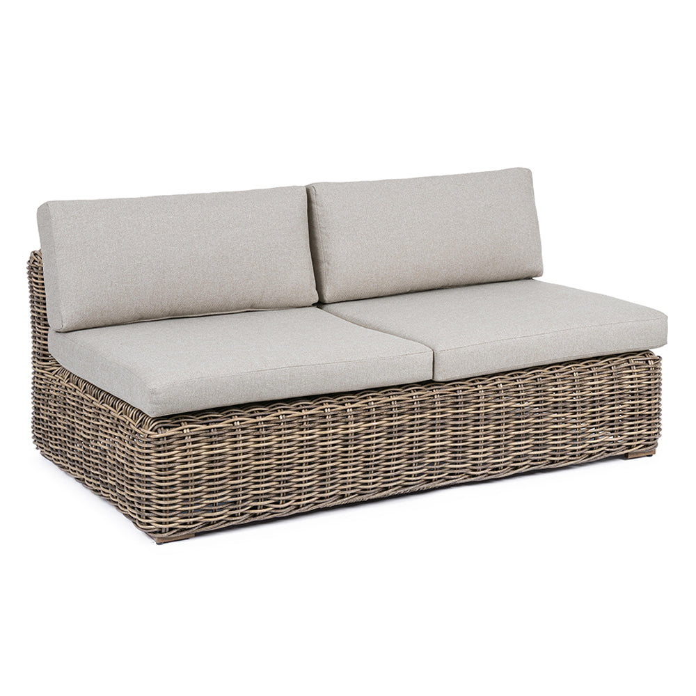 Barna színű műrattanból készült kerti kanapé, levehető bézs színű ülő és hátpárnákkal.