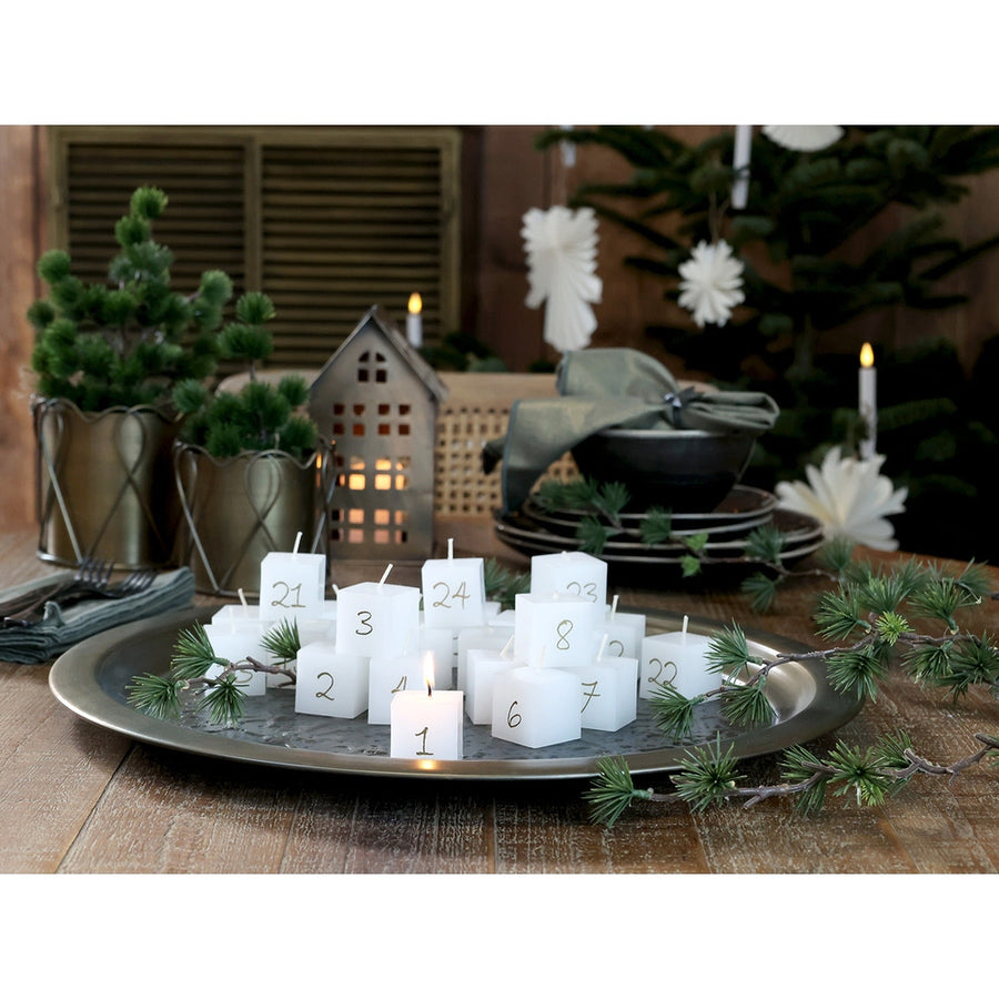 Antik fehér színű paraffinból készült, aranyszínű számokkal díszített, kocka formájú, 24 db-os adventi gyertya szett.