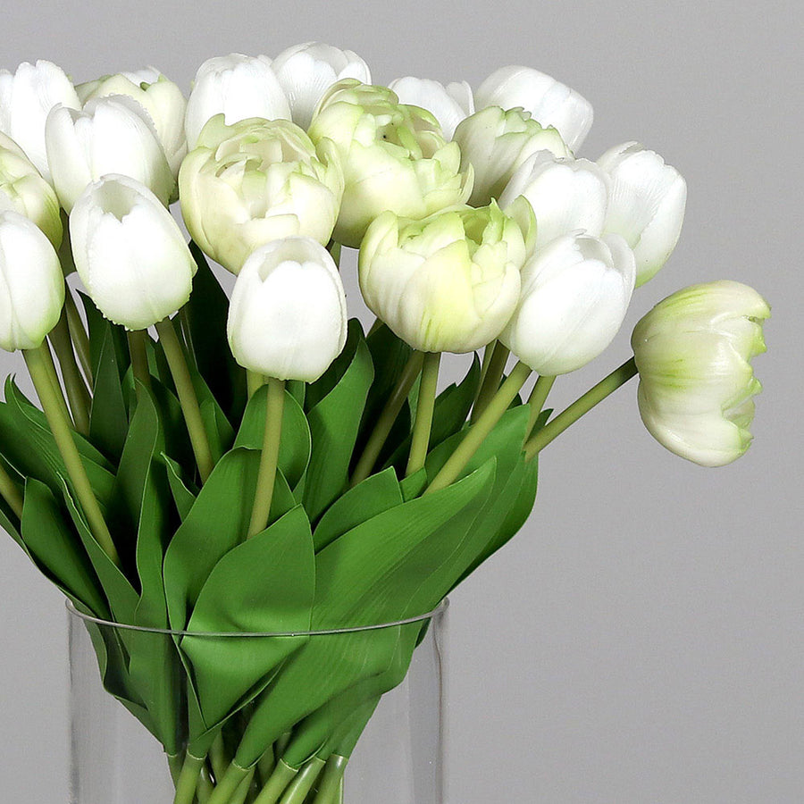 Mű tulipán csokor, henger formájú üvegvázában.