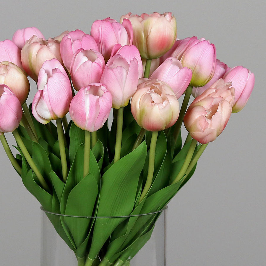 Mű tulipán csokor, henger formájú üvegvázában.