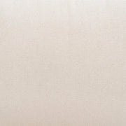 Bézs színű pamutvászon kárpitozású, kényelmes párnákkal ellátott kortárs kanapé.