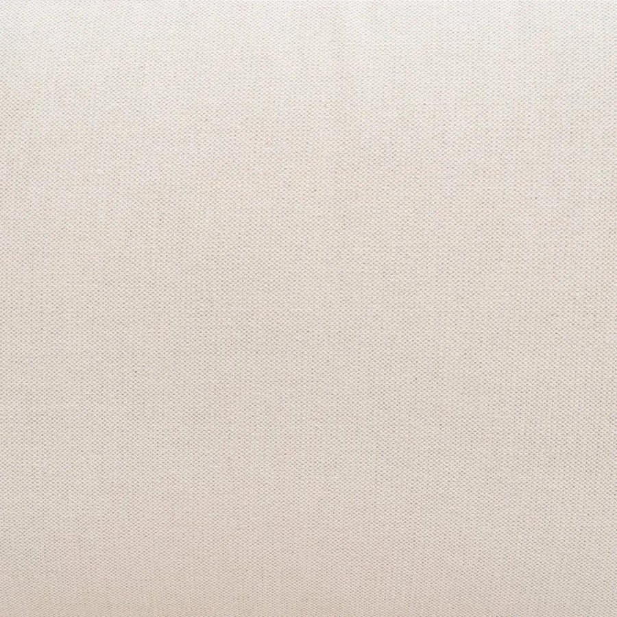 Bézs színű pamutvászon kárpitozású, kényelmes párnákkal ellátott kortárs kanapé.