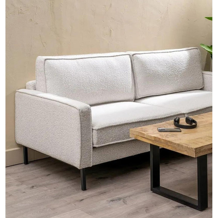 Fehér színű szövettel kárpitozott, 3 személyes kanapé.