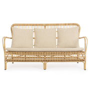 Natúr színű, 3 személyes műrattan kanapé, párnákkal.