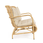 Natúr színű, 3 személyes műrattan kanapé, párnákkal.