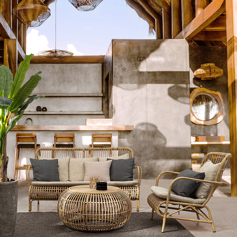 Natúr színű, 3 személyes műrattan kanapé, párnákkal.