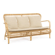 Natúr színű, 3 személyes műrattan kanapé, párnákkal.