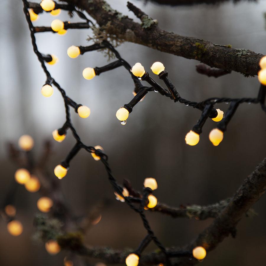 Meleg fehér fényű, 300 LED-es bogyós fényfüzér.