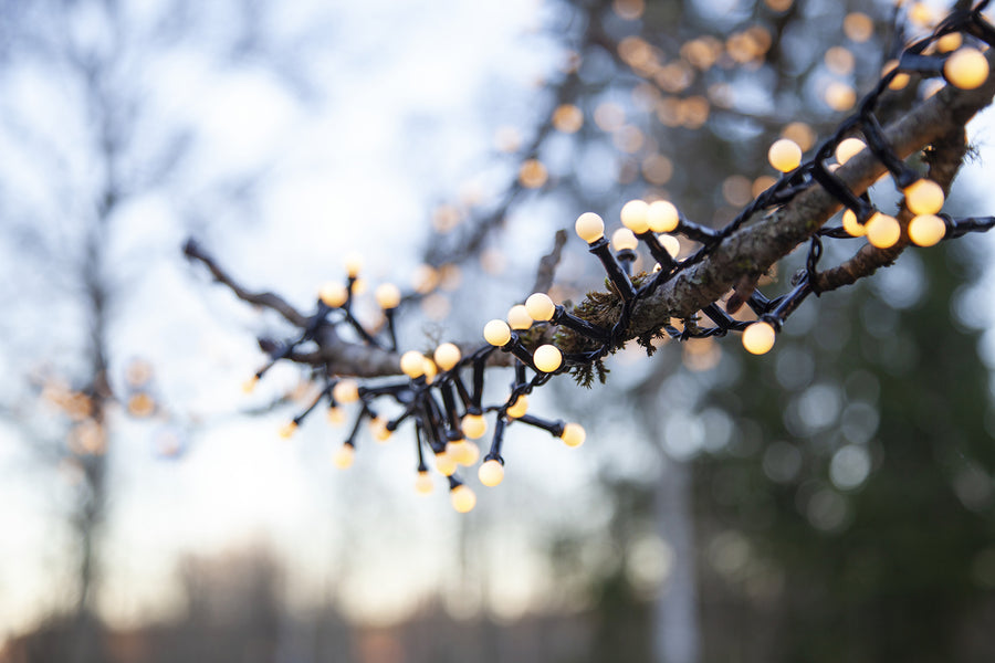 Meleg fehér fényű, 300 LED-es bogyós fényfüzér.