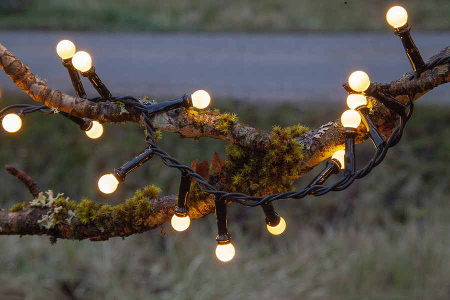 Meleg fehér fényű, 300 LED-es bogyós fényfüzér.