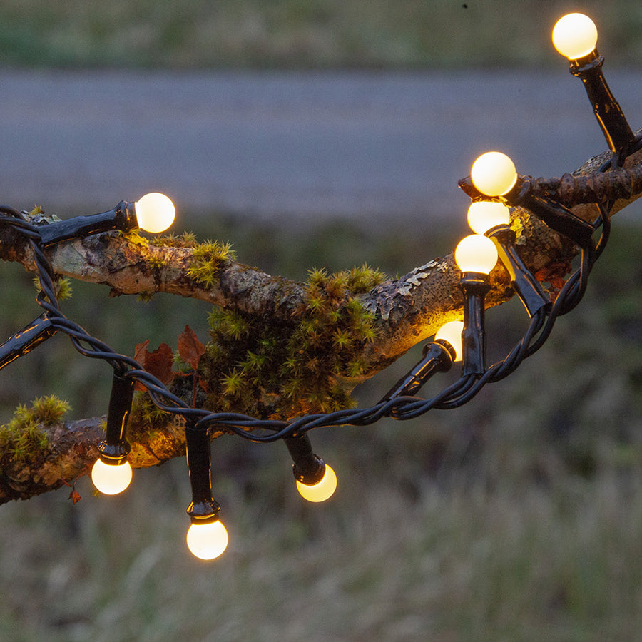 Meleg fehér fényű, 300 LED-es bogyós fényfüzér.