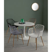 Többféle színű, modern műanyag székek.