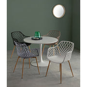 Többszínű modern étkezőszékek.