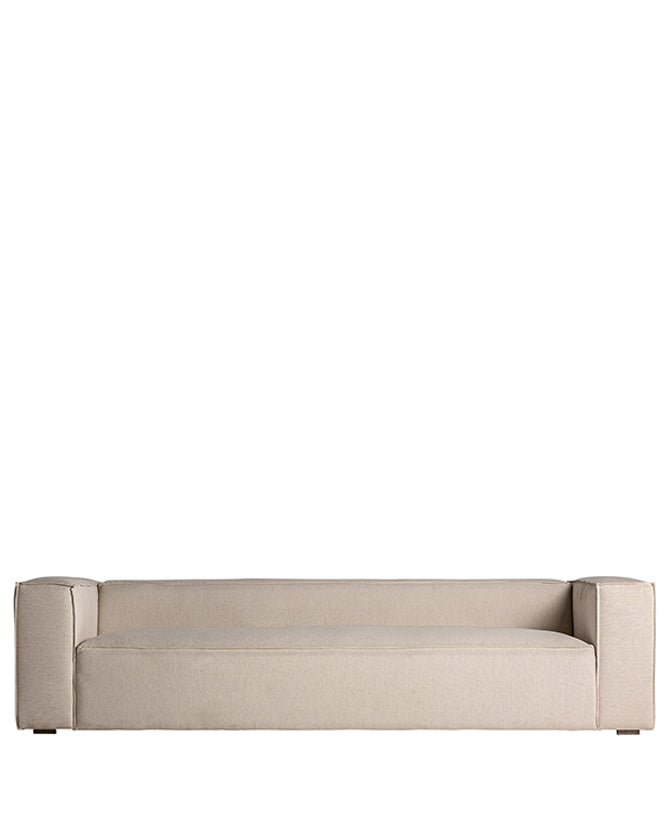 Bézs színű pamutvászonnal kárpitozott, négyszemélyes design kanapé.