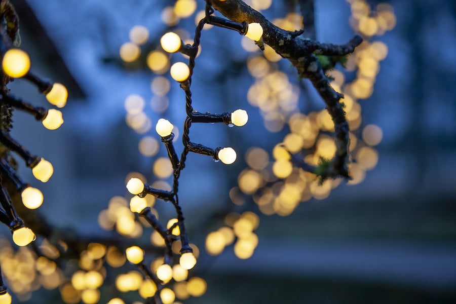 Meleg fehér fényű, 700 LED-es bogyós fényfüzér.