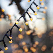 Meleg fehér fényű, 700 LED-es bogyós fényfüzér.