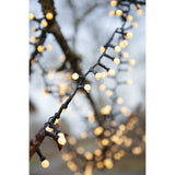 Meleg fehér fényű, 700 LED-es bogyós fényfüzér.