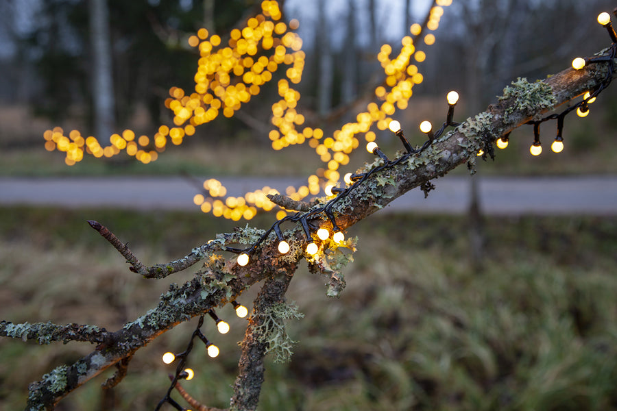 Meleg fehér fényű, 700 LED-es bogyós fényfüzér.