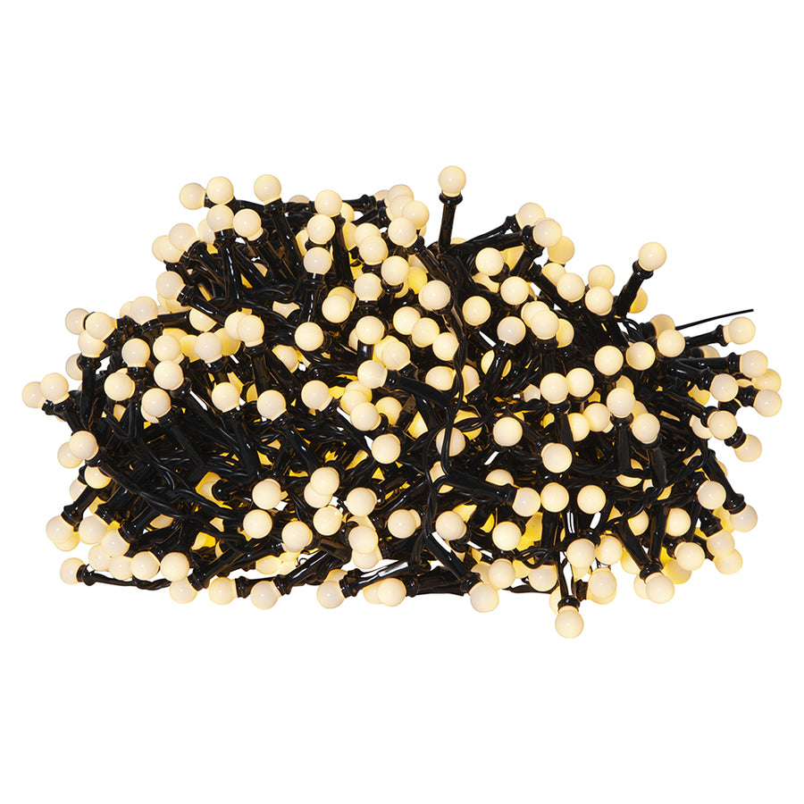 Meleg fehér fényű, 700 LED-es bogyós fényfüzér.