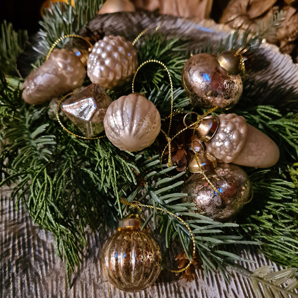 Patinás felületű, antikolt aranyszínű, többféle formájú, 8 darabos karácsonyfadísz szett.