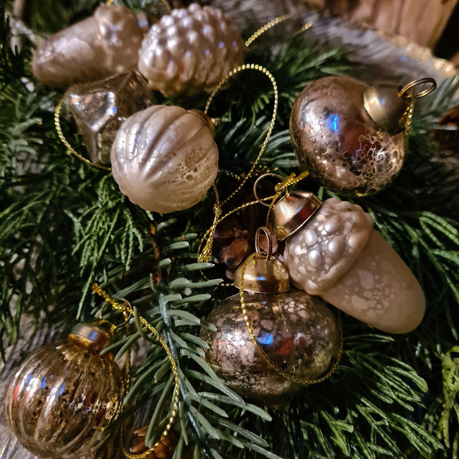 Patinás felületű, antikolt aranyszínű, többféle formájú, 8 darabos karácsonyfadísz szett.