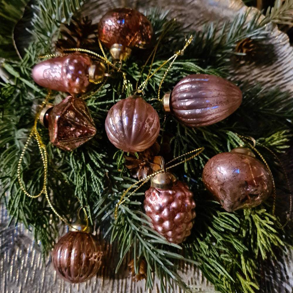 Antikolt pink színű, többféle formájú, 8 darabos karácsonyfadísz szett.