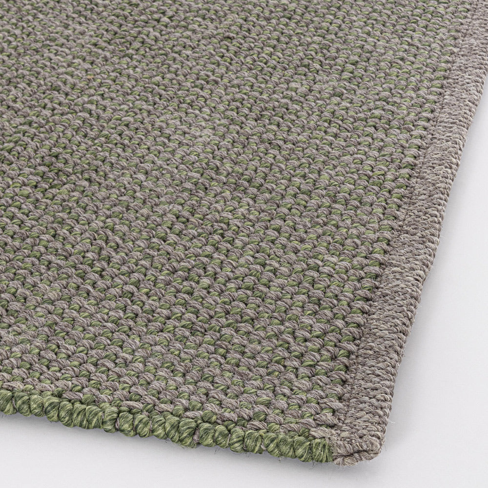 Kézzel szőtt kültéri szőnyeg részlet – zöld és szürke szálak, texturált felület