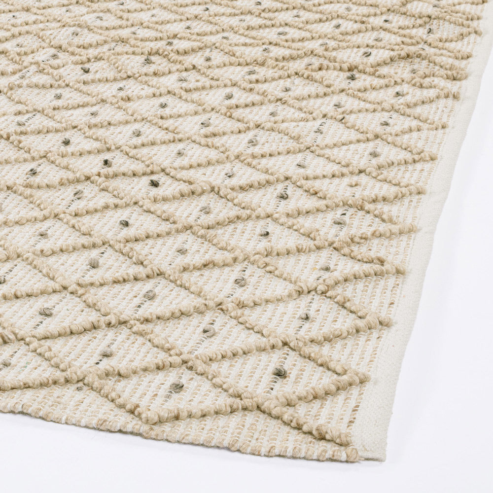 Strukturált felületű kültéri szőnyeg részlet – natúr-fehér geometrikus minta, újrahasznosított poliészter