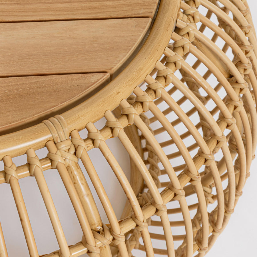 Mediterrán, natúr színű, bambuszhatású alumíniumból készült, kerti dohányzóasztal teakfa fedlappal