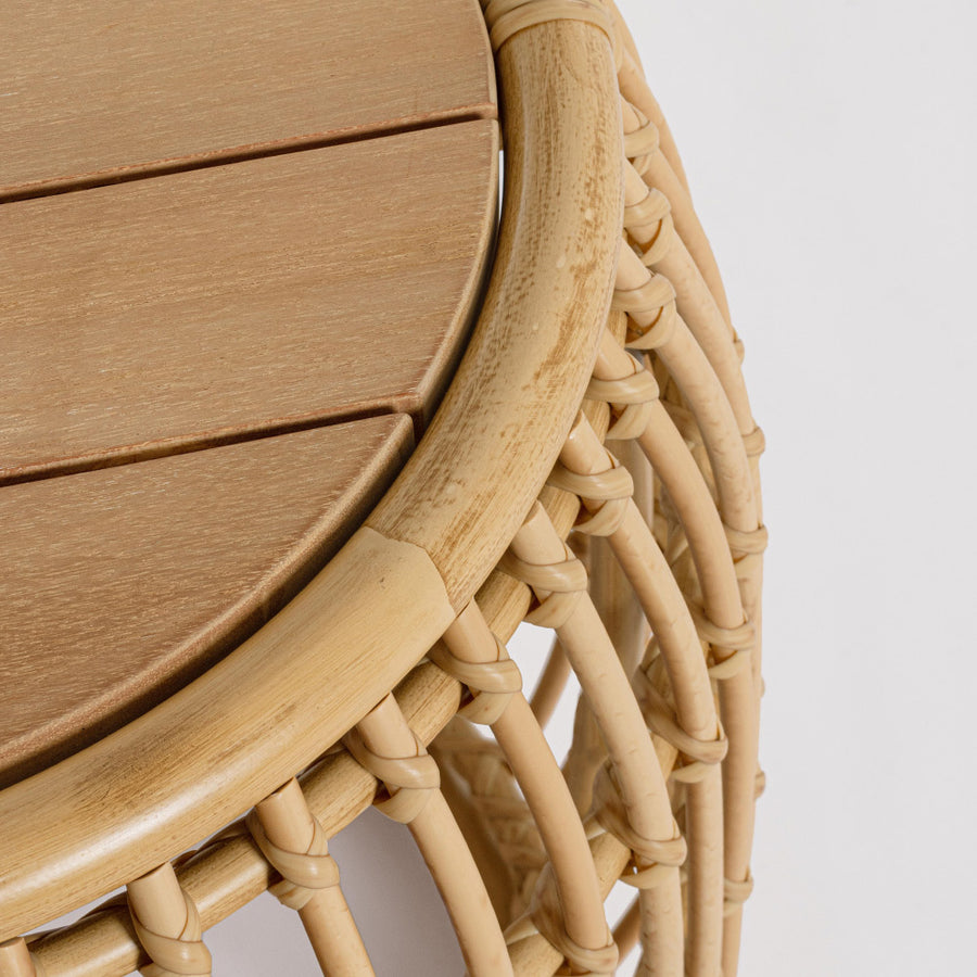 Mediterrán, natúr színű, bambuszhatású alumíniumból készült, kerti dohányzóasztal teakfa fedlappal