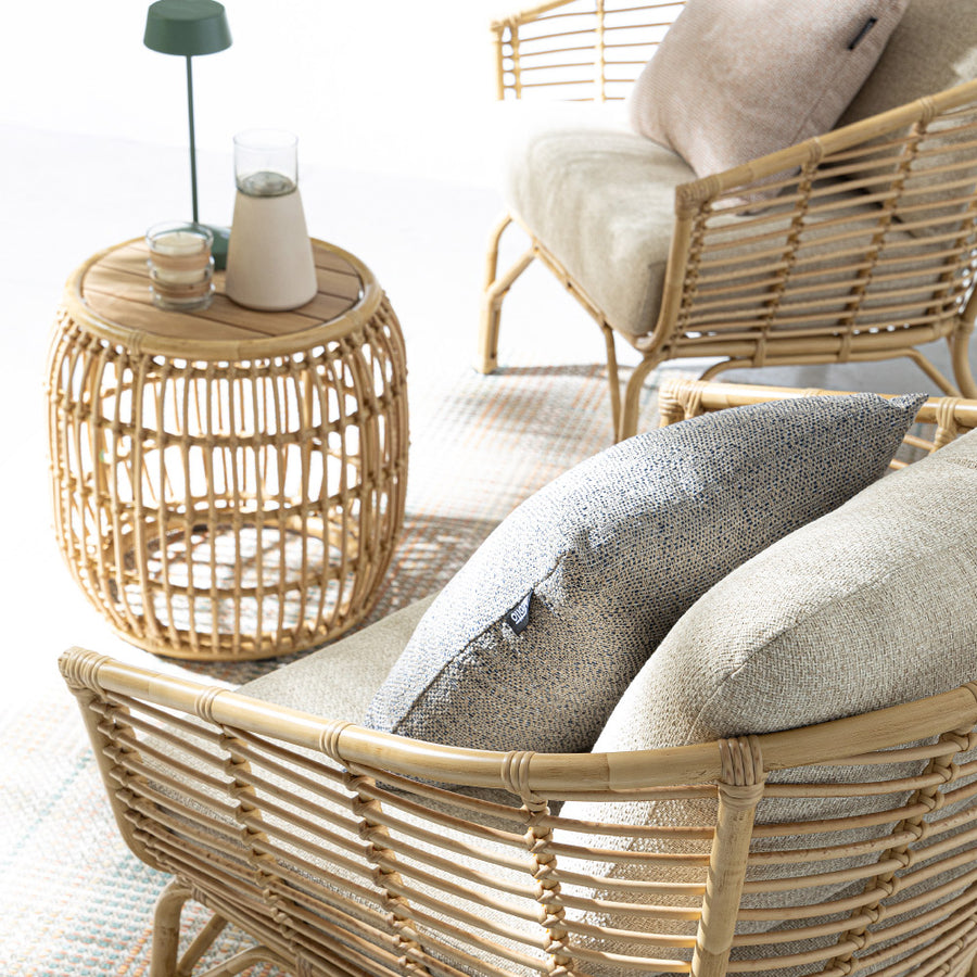 Mediterrán, natúr színű, bambuszhatású alumíniumból készült, kerti dohányzóasztal teakfa fedlappal