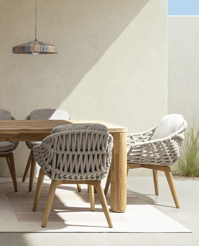 Kortárs stílusú, bézs színű, design kerti szék natúr színű teakfa lábakkal