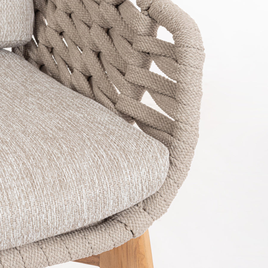 Kortárs stílusú, bézs színű, design kerti szék natúr színű teakfa lábakkal