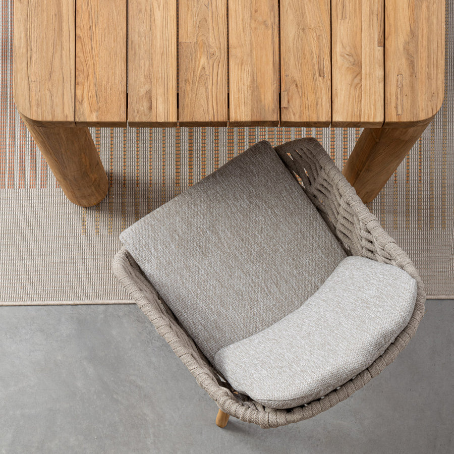 Kortárs stílusú, bézs színű, design kerti szék natúr színű teakfa lábakkal