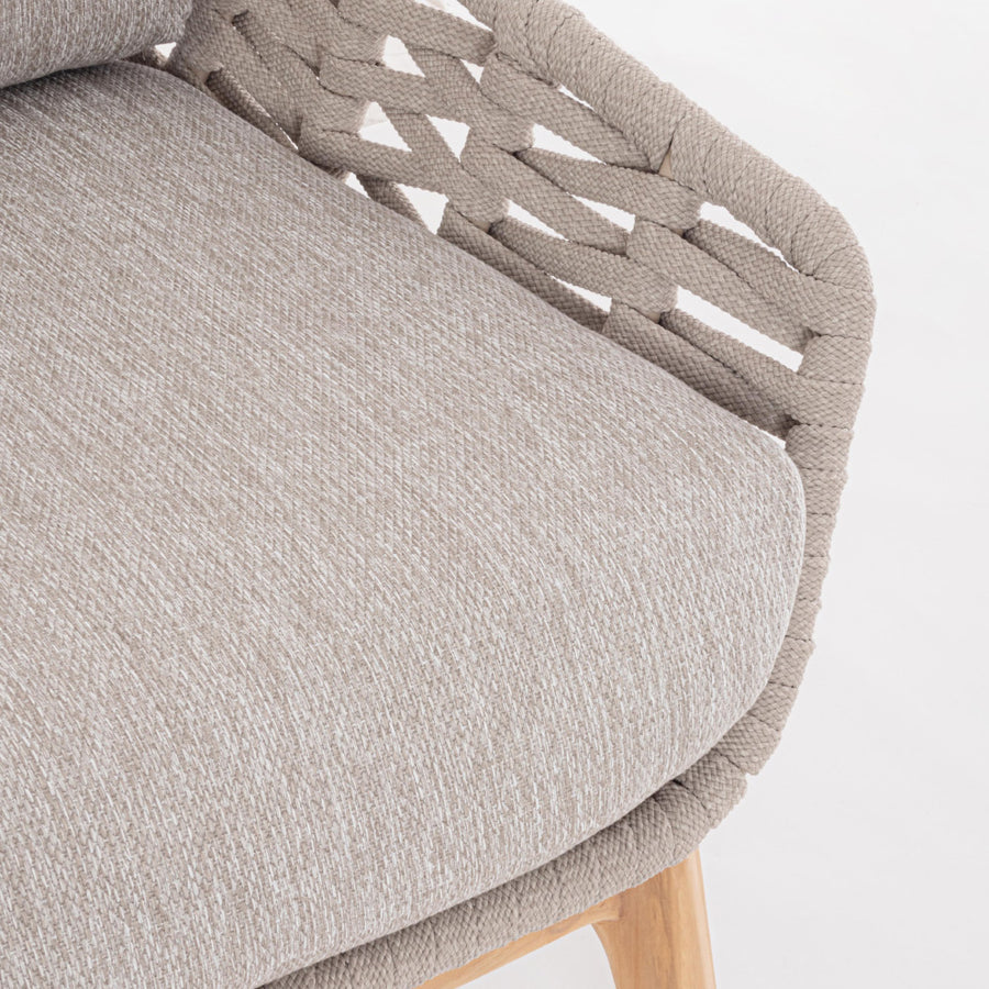 Kortárs stílusú, bézs színű, design kerti fotel natúr színű teakfa lábakkal