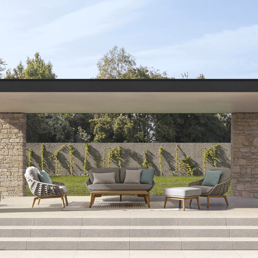 Kétszemélyes, bézs színű, design kerti kanapé natúr színű teakfa lábakkal