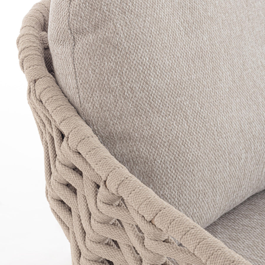 Kétszemélyes, bézs színű, design kerti kanapé natúr színű teakfa lábakkal