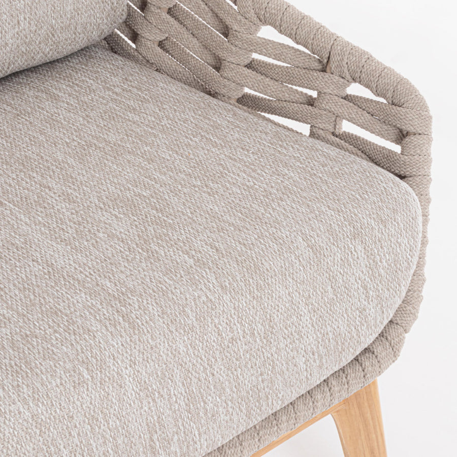 Kétszemélyes, bézs színű, design kerti kanapé natúr színű teakfa lábakkal